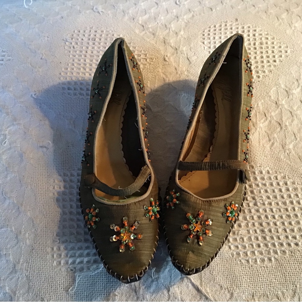 J jilll beaded gold fabric kitten heel 9 EUC